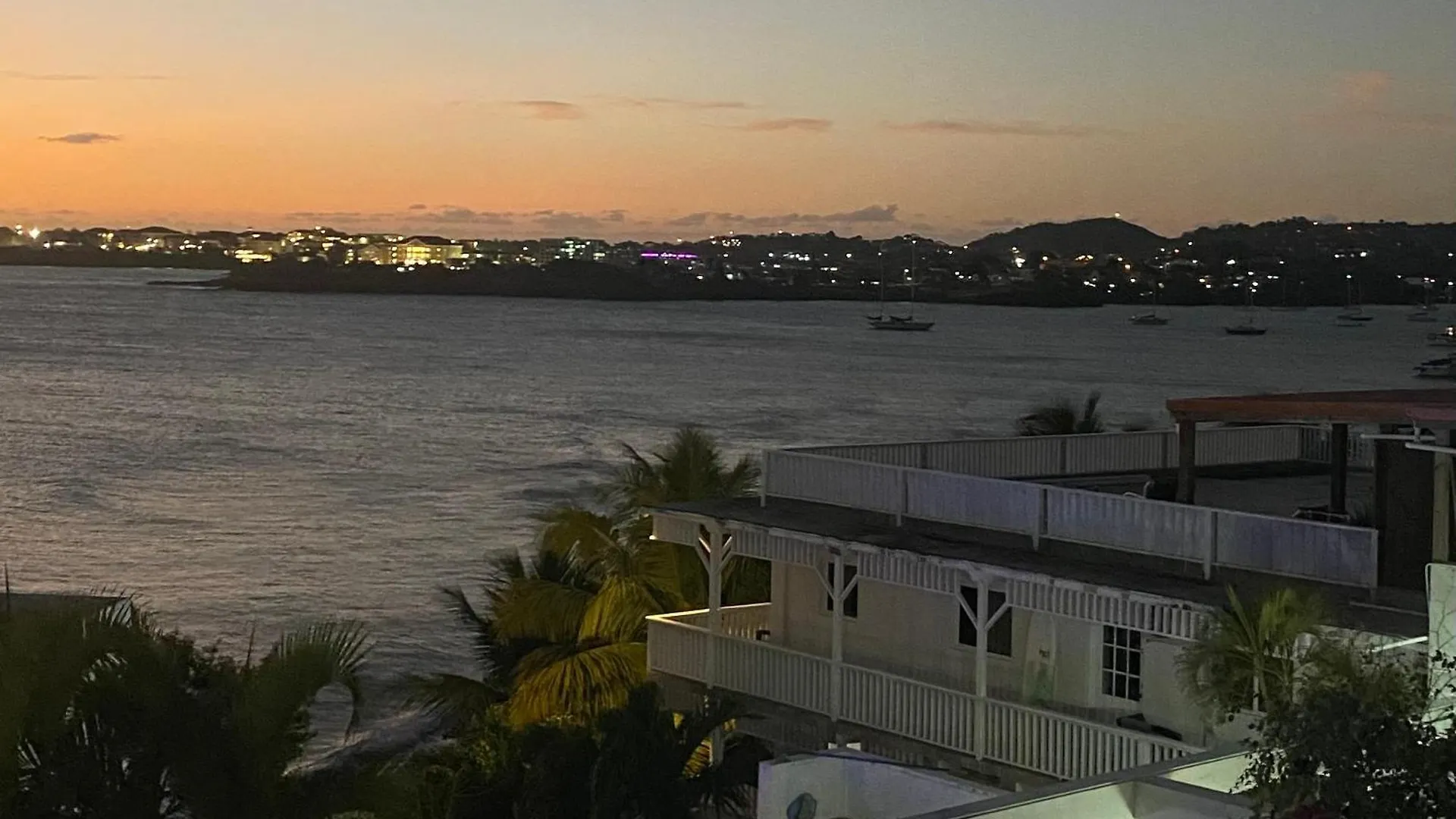 Green Flash Apartments Lance aux Épines Grenada